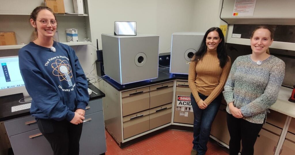 Ivis Chaple Gore and students standing in front of new PET and CT equipment in a lab at the University of Tennessee Medical Center
