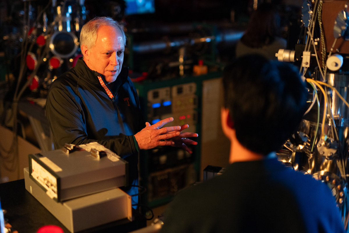 Steven Zinkle speaking with a graduate student in a lab